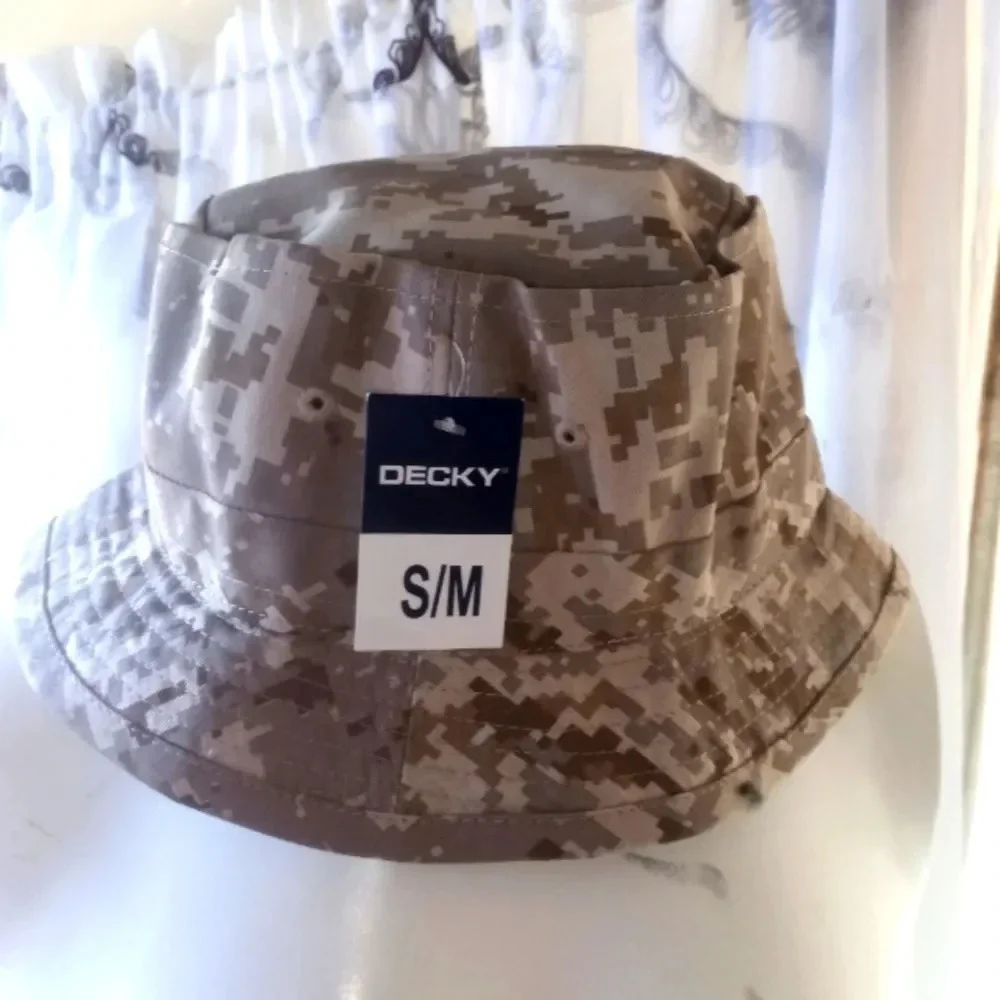 Decky boys hat size small and medium. ( Bag Y )